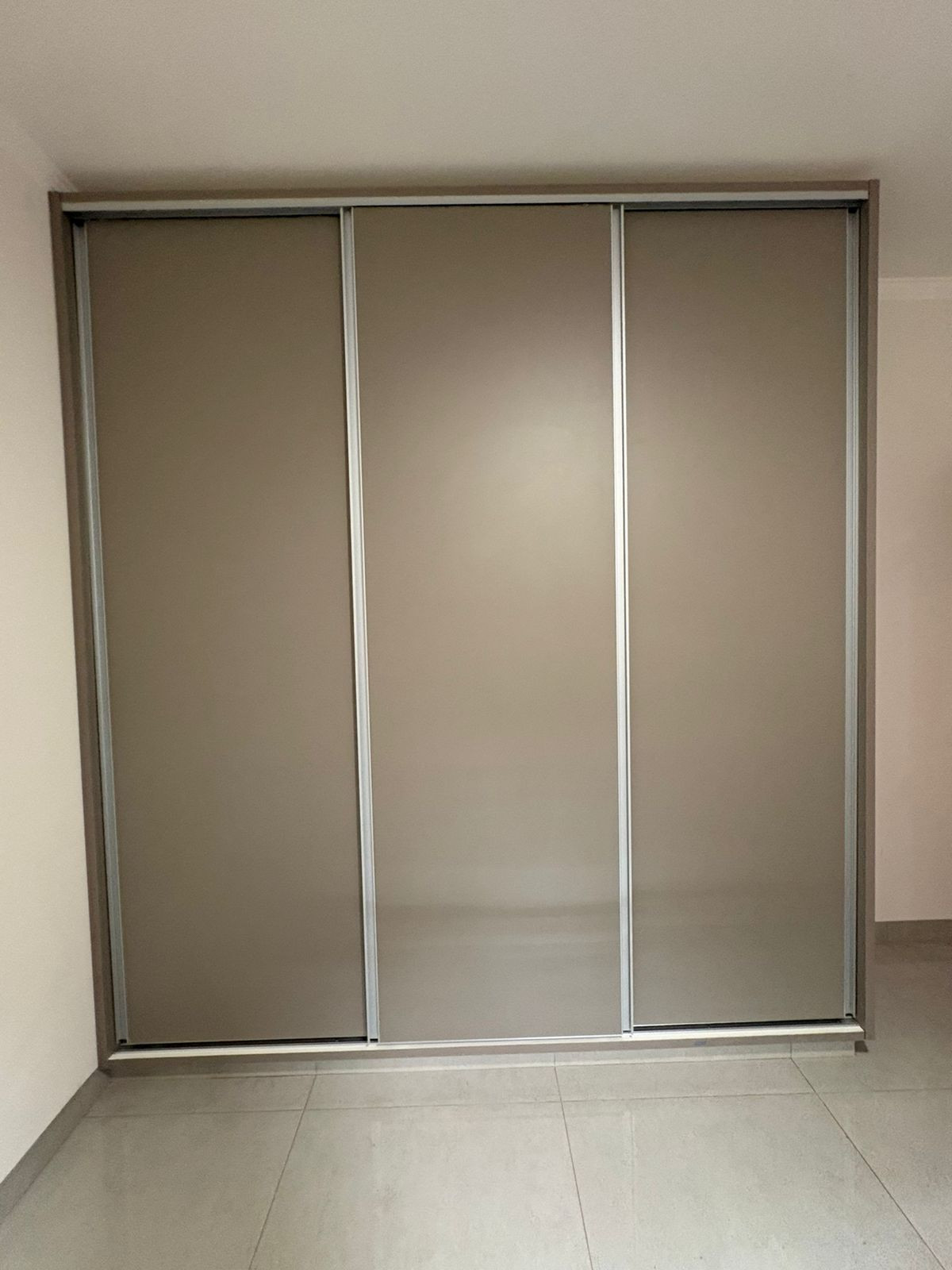 Closet planejado Permare em madeira com bancada de mármore