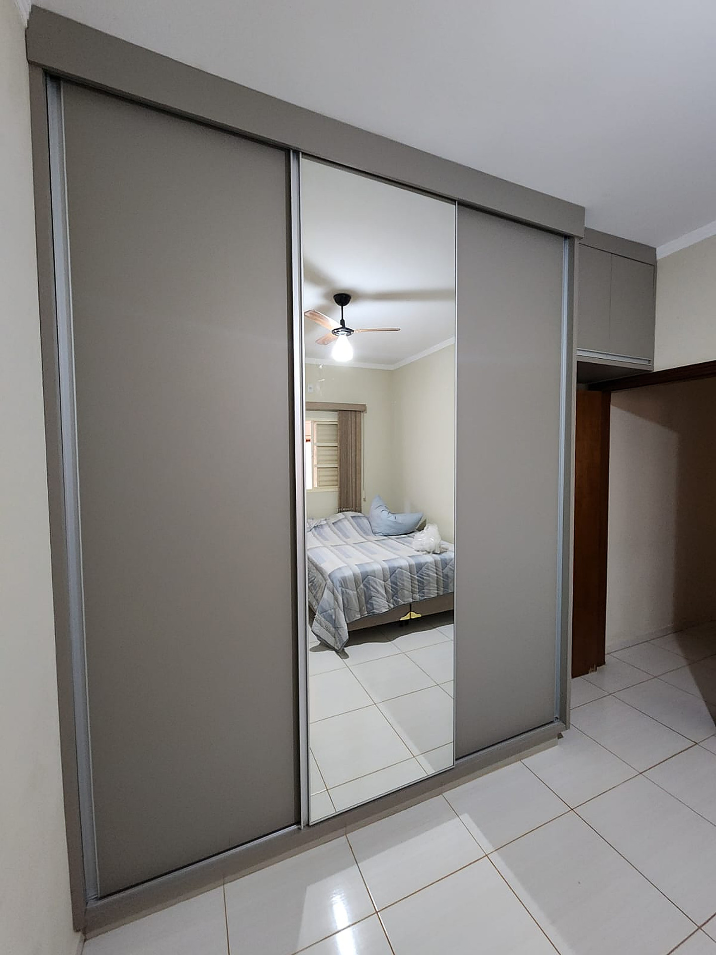 Closet planejado com portas e detalhes